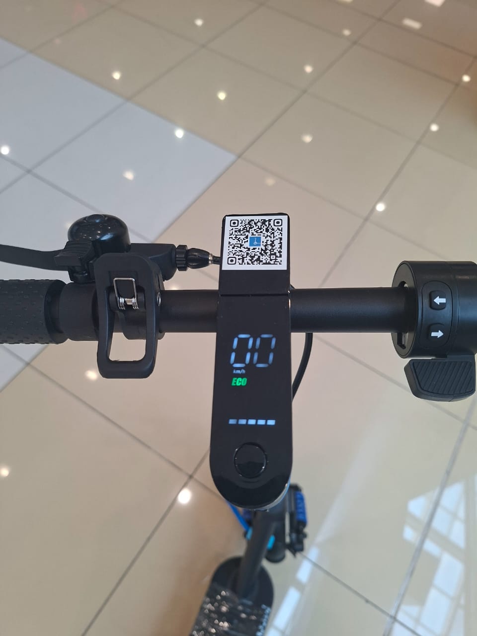 A12 e-scooter featuring powerful motor, smooth ride quality and fast charging.