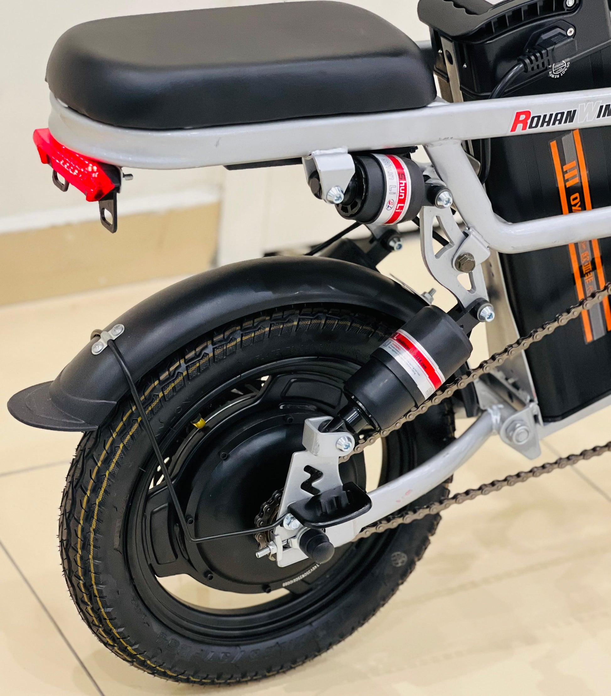 KQ01 folding electric bike designed for easy storage and smooth urban riding.