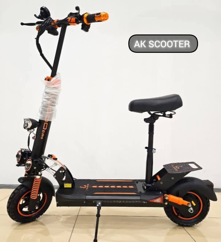 Kugoo DMAX electric scotty for adults with strong battery, comfortable design and stable performance.