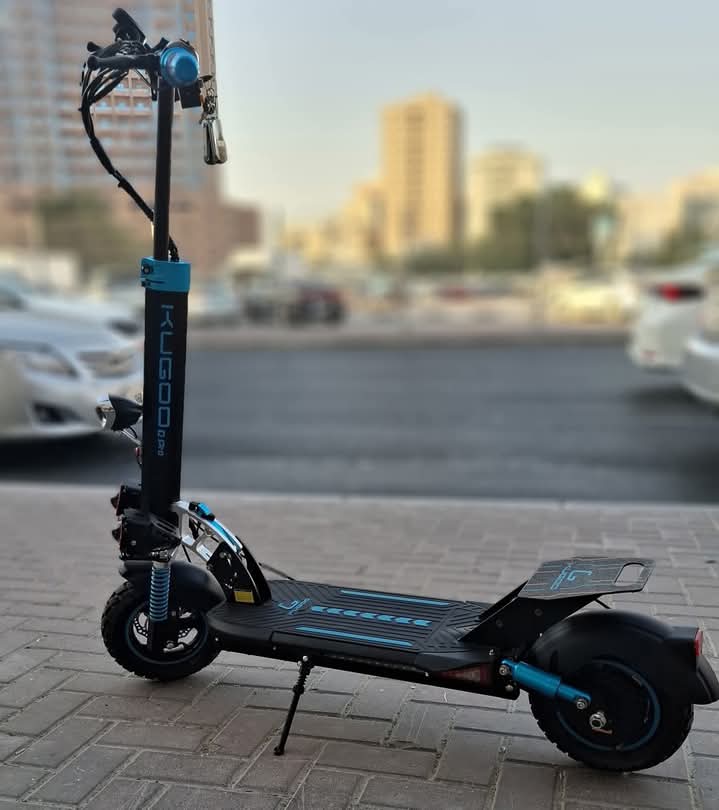 Kugoo DMAX Electric Scooter, escooter and electric scooter for adults with durable frame and long-range battery.