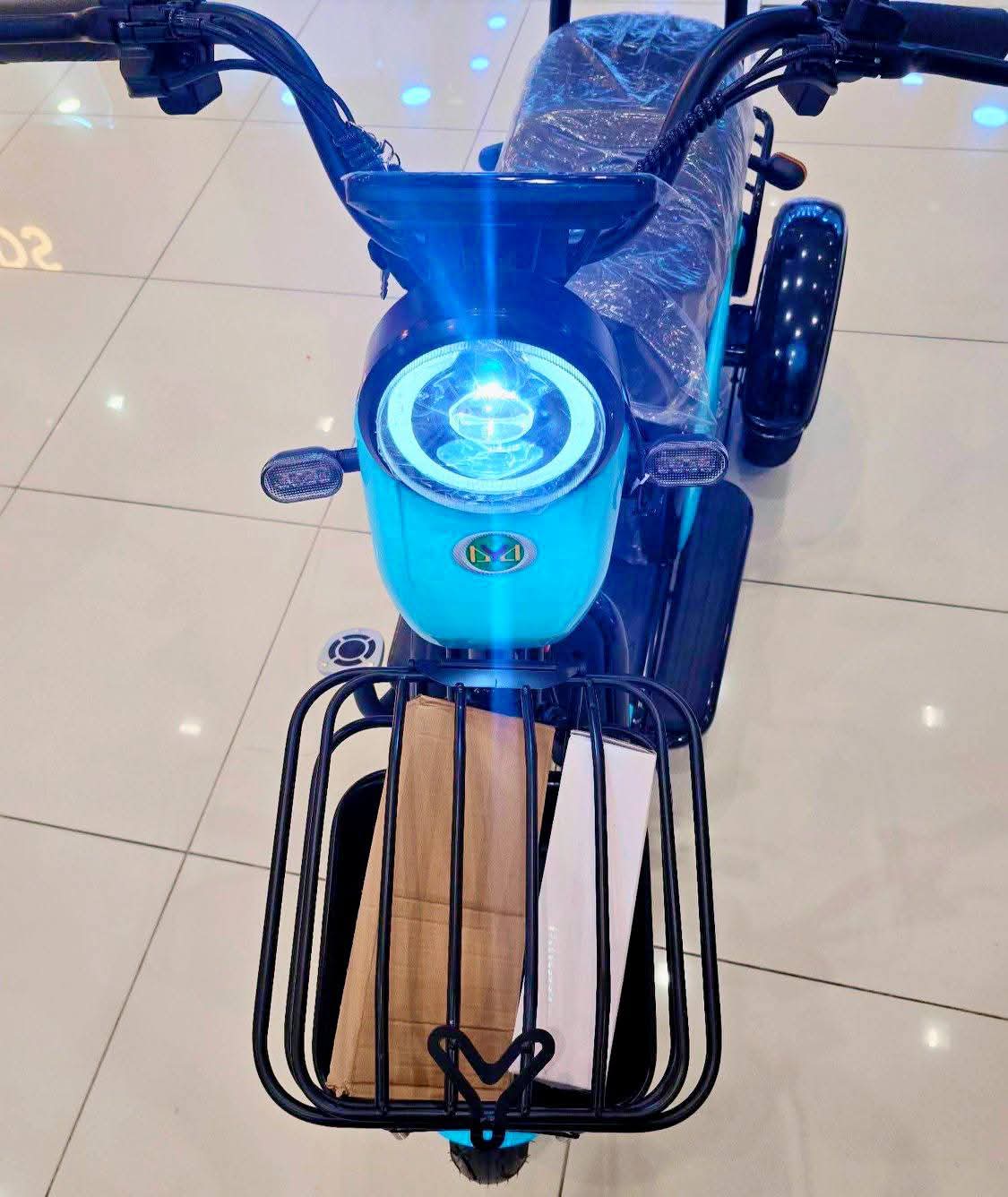 Comfortable Tricycle Electric Scooter with basket and wide tires